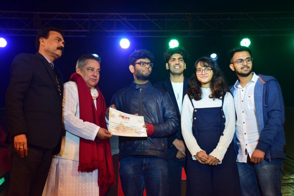 Raja Bundela presenting certificates to young filmmakers at the 2019 KIFF