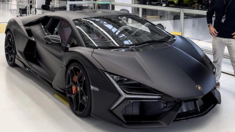 Lamborghini Unveils Its New Flagship Supercar, the Revuelto
