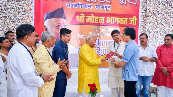 Niloy Chattaraj presents The Fire of Sindoor to RSS Chief Mohan Bhagwat during a meeting in Nagpur